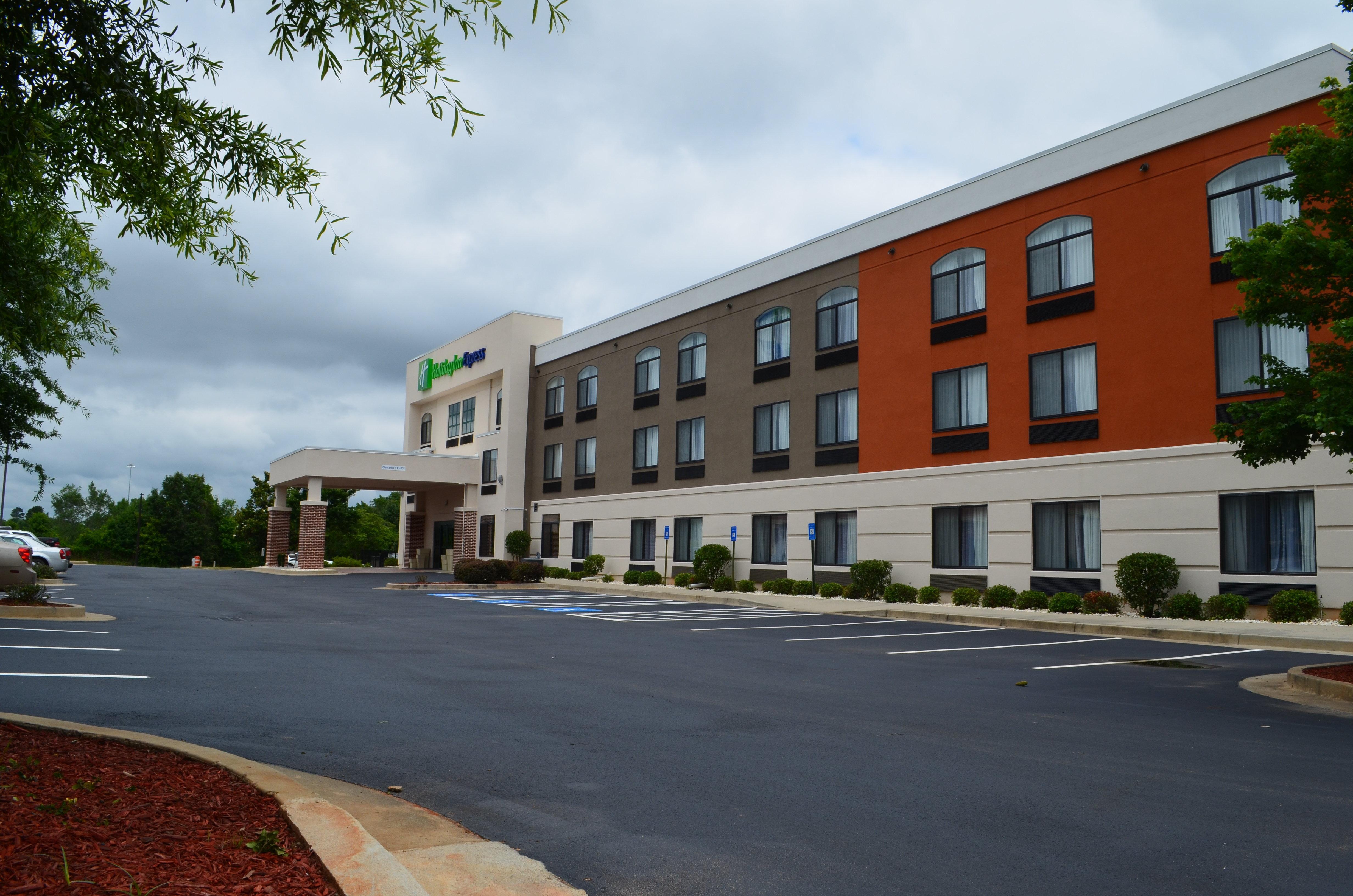 Holiday Inn Express Madison Exterior photo